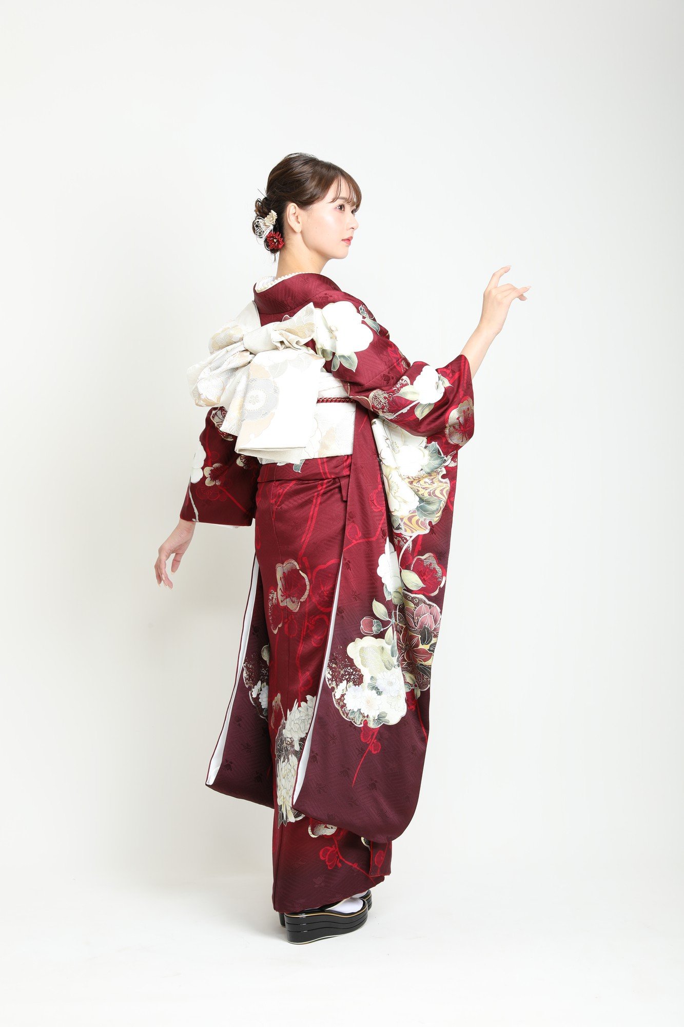 振袖姿でスタジオの前撮り撮影に臨むお客様
