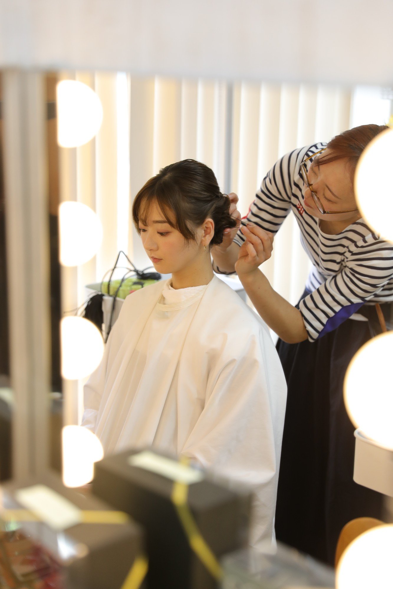 振袖の前撮りに向けてヘアメイクを受けるお客様