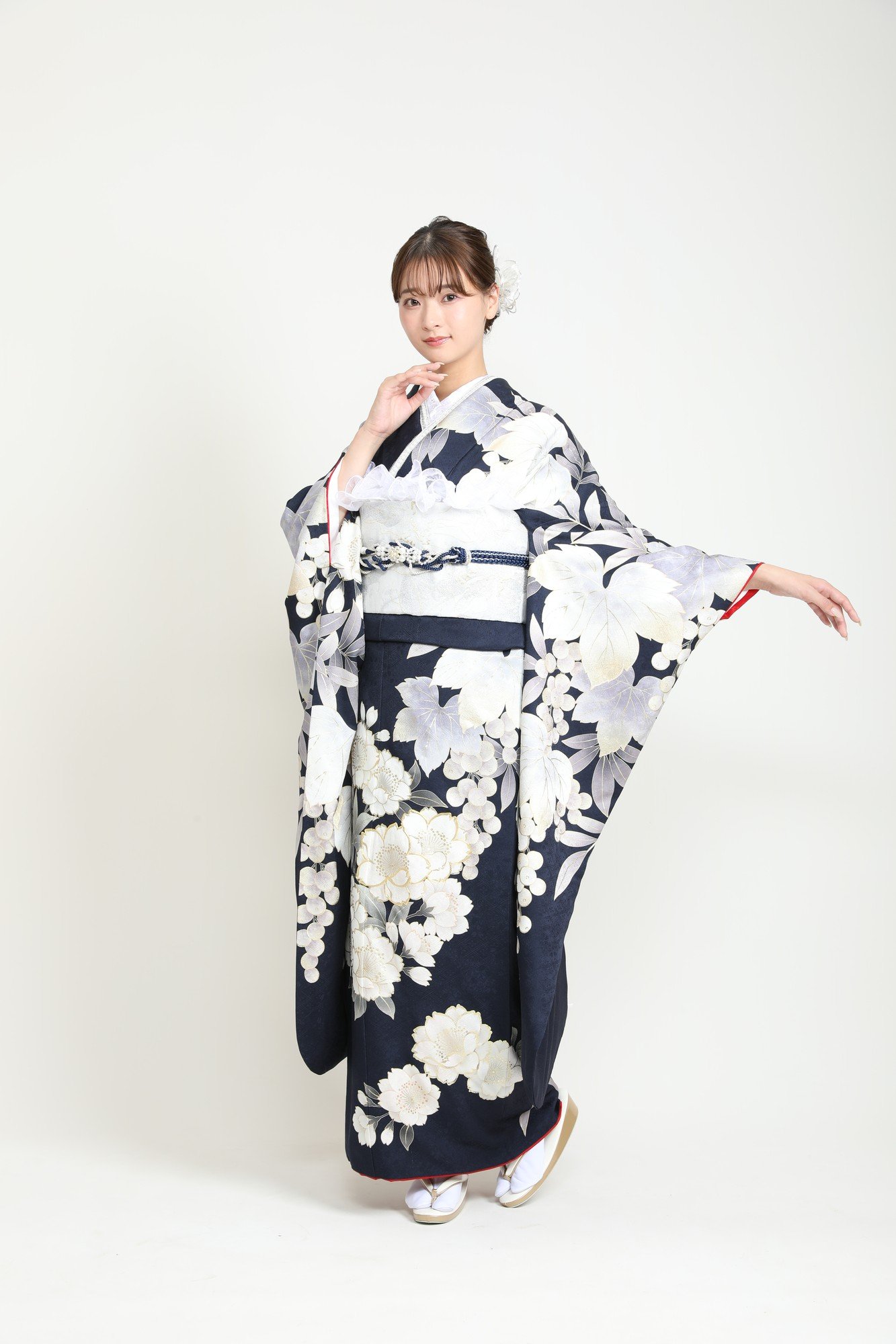 青い振袖で椅子に座るスタジオ前撮りの一場面